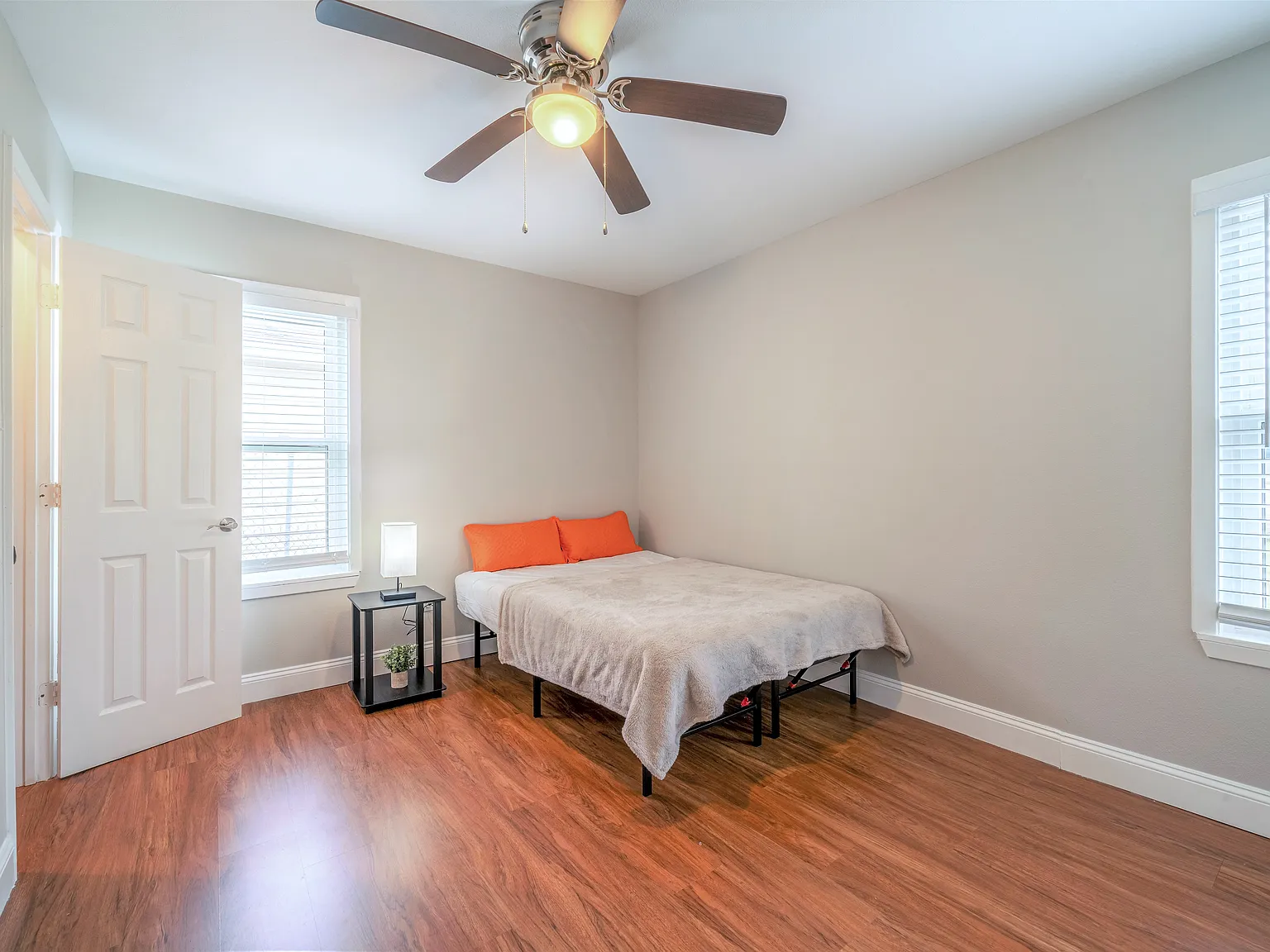 4 bed, 2.0 bath, 1381 sqft, $771 — Photo 2