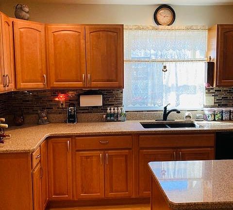 5th image of 37 Scotch Pine Ln