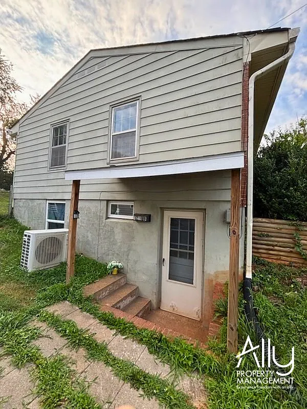 1210 Agnese St — Photo 1