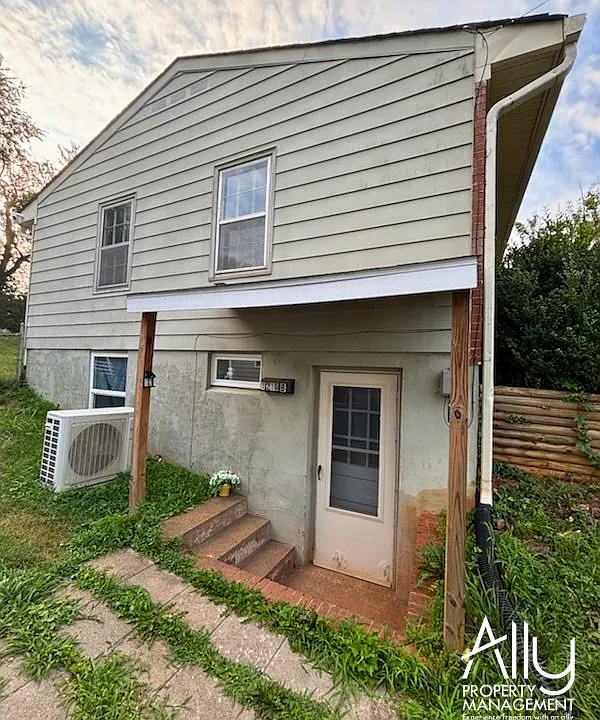 1210 Agnese St