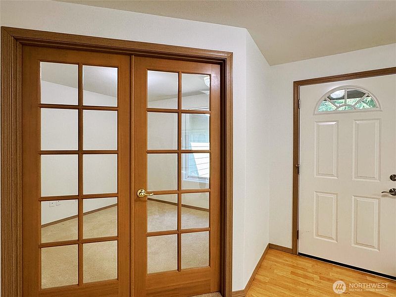 4th image of 301 Pointes Drive E