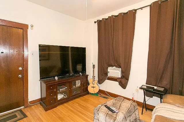 1927 W Schiller St #1 — Photo 9