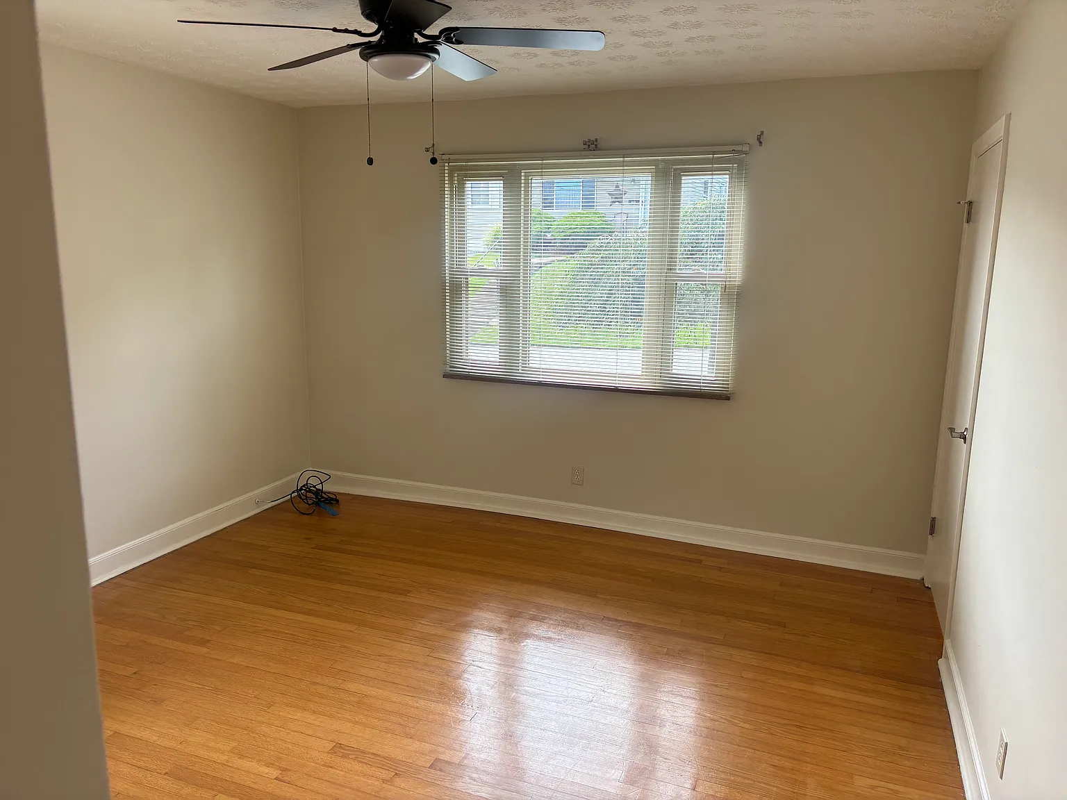 3 bed, 1300 sqft, $1,400 — Photo 3