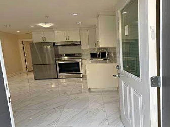 4th image of 3433 Turner St #11