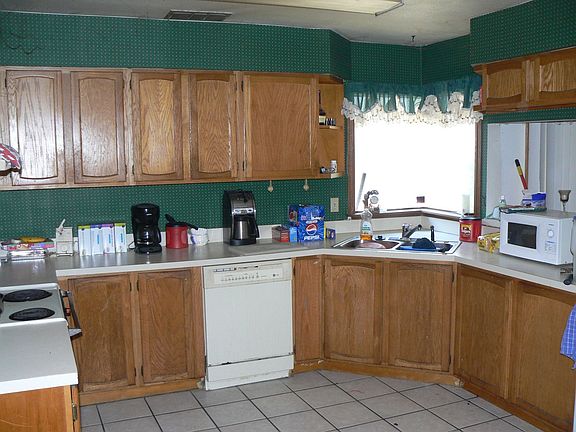 large eat in kitchen