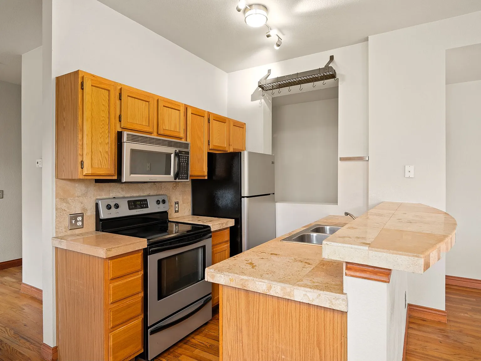 2 bed, 1.5 bath, 1300 sqft, $2,300 — Photo 4