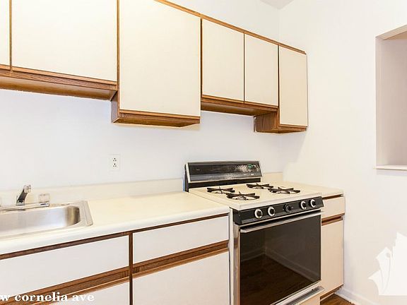 3rd image of 654 W Cornelia Ave #122