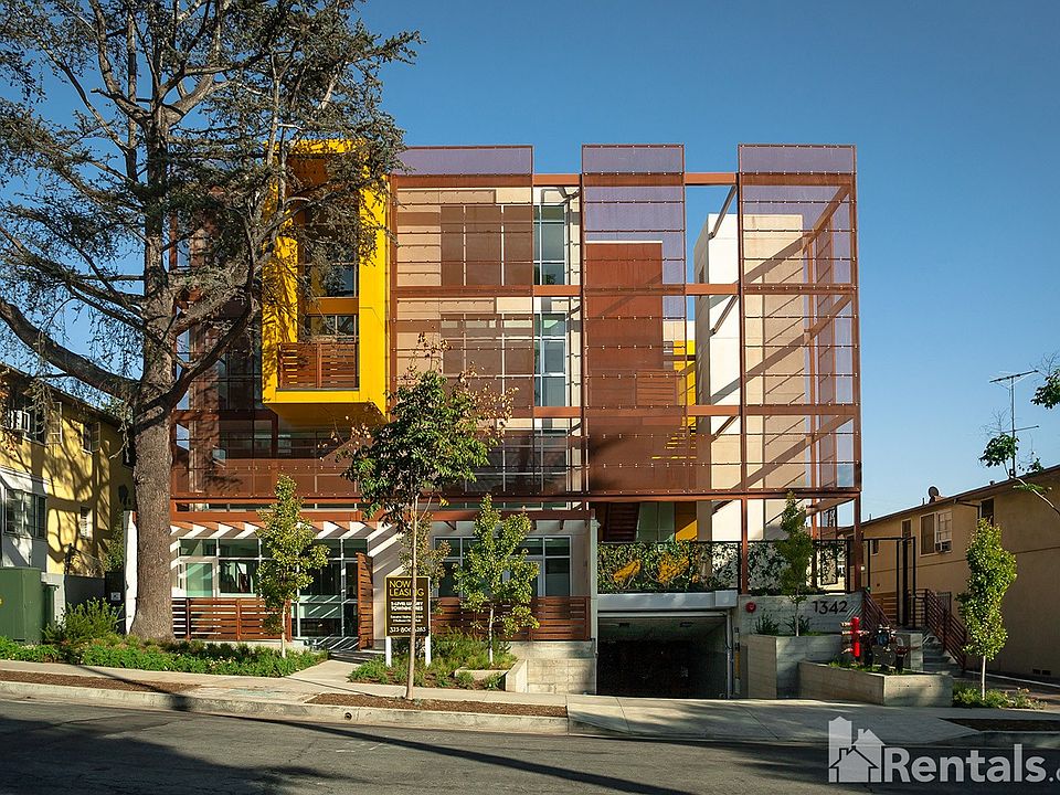 1st image of 1342 N Hayworth Ave