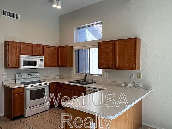4th image of 1561 E Stanford Ave
