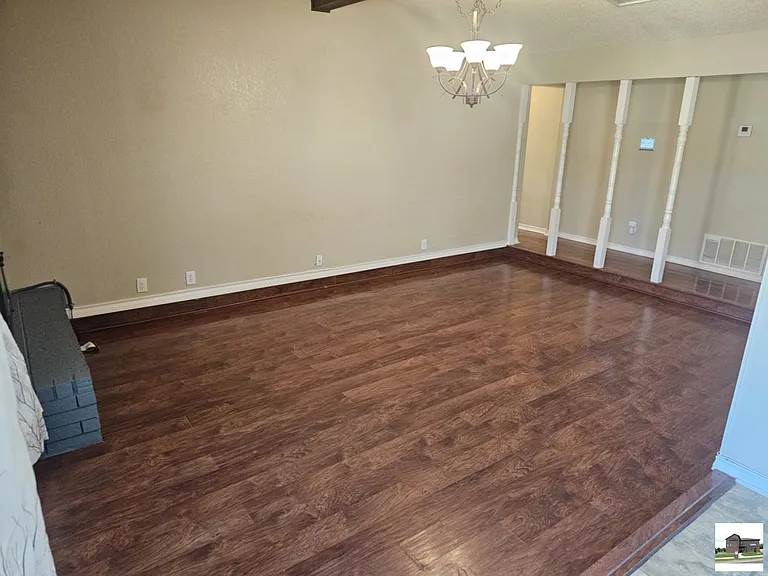 211 E Hogan Dr — Photo 10