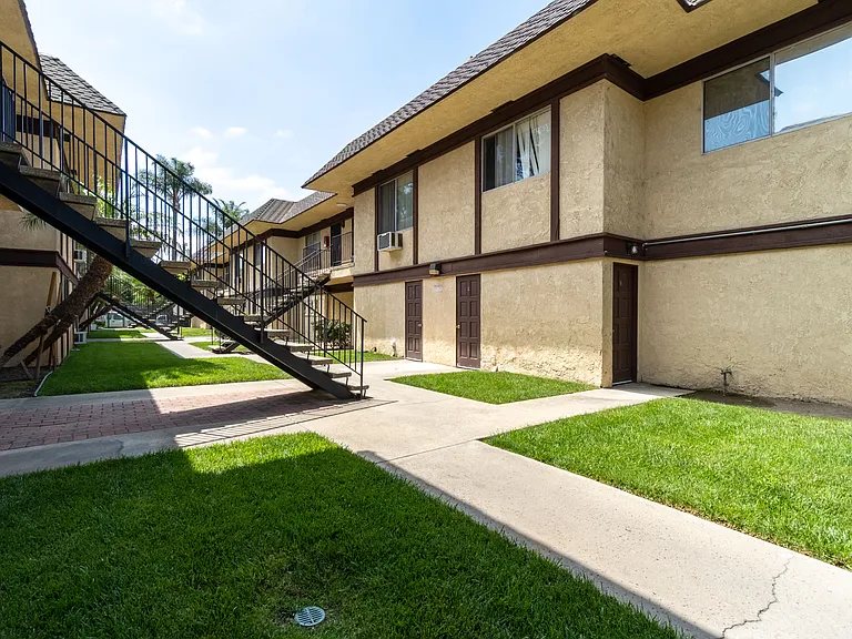 3523 W Savanna St — Photo 11