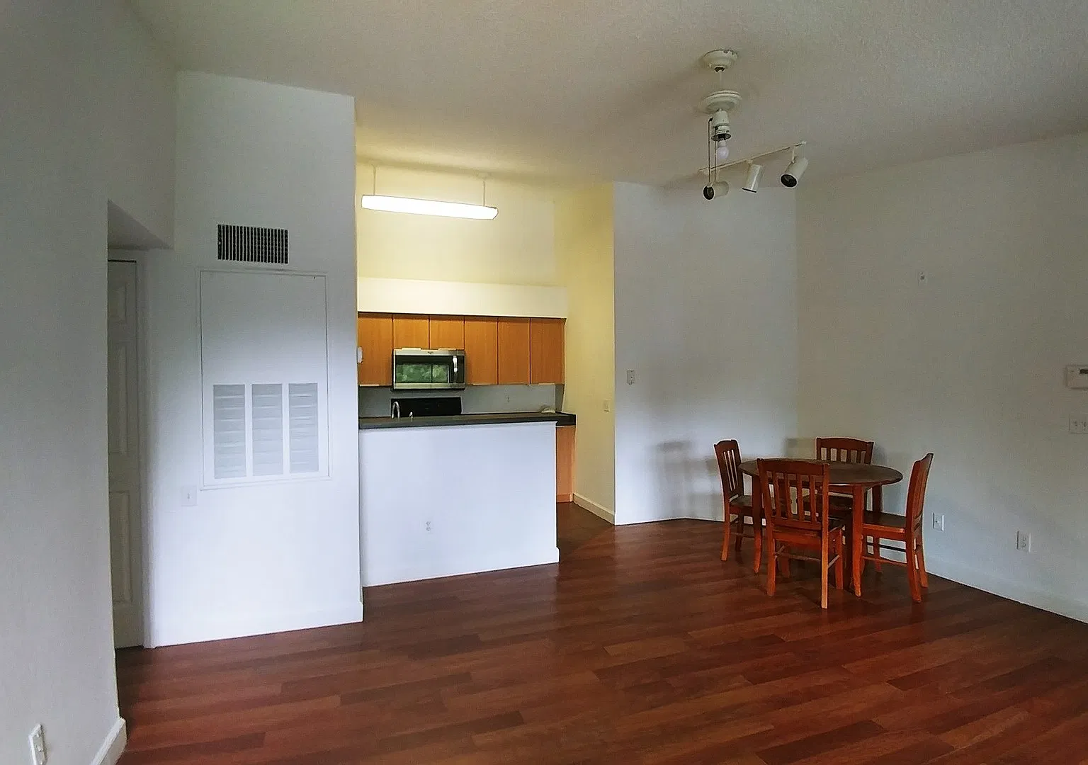 3 Bedroom 2 Bathroom Condo @ Central Park — Photo 4