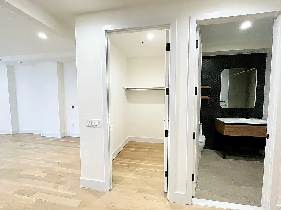 260 Gold Street — Photo 2