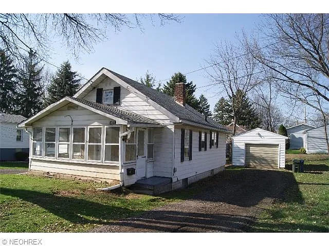 477 E Huston St photo 1