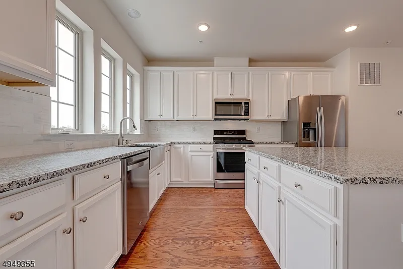 4 bed, 3.5 bath, $5,200 — Photo 4