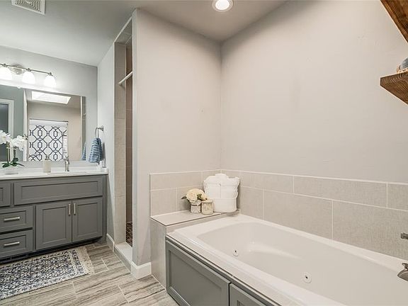 5th image of 2005 S Woodland Rd