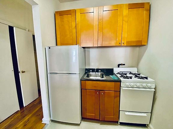 2nd image of 525 E 88th St #4AA
