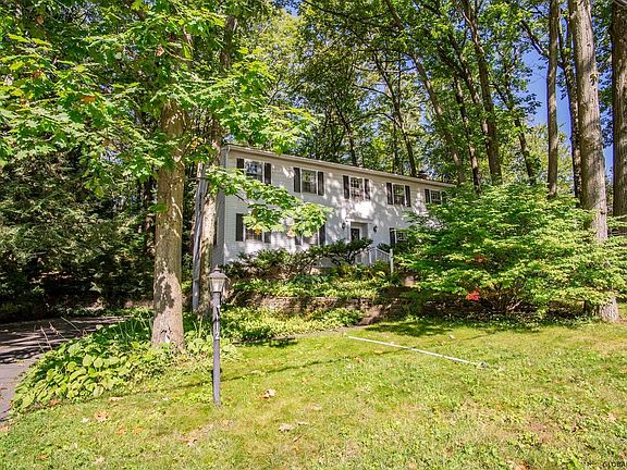 2nd image of 112 Acorn Dr