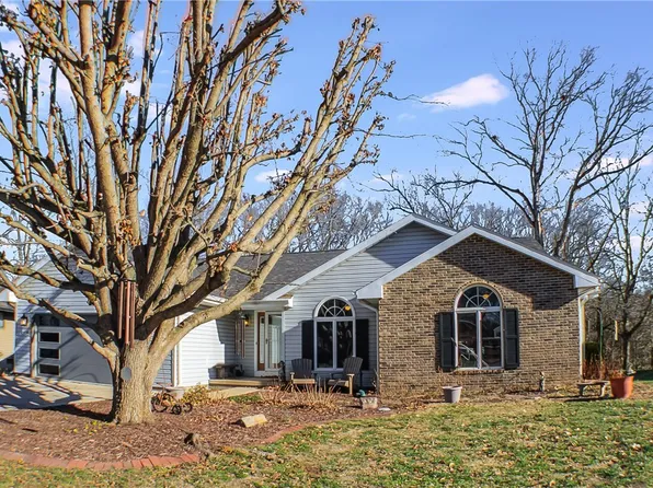 2327 Ellington Pl, Charleston, IL 61920