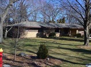 2050 W Daphne Rd, Glendale, WI 53209