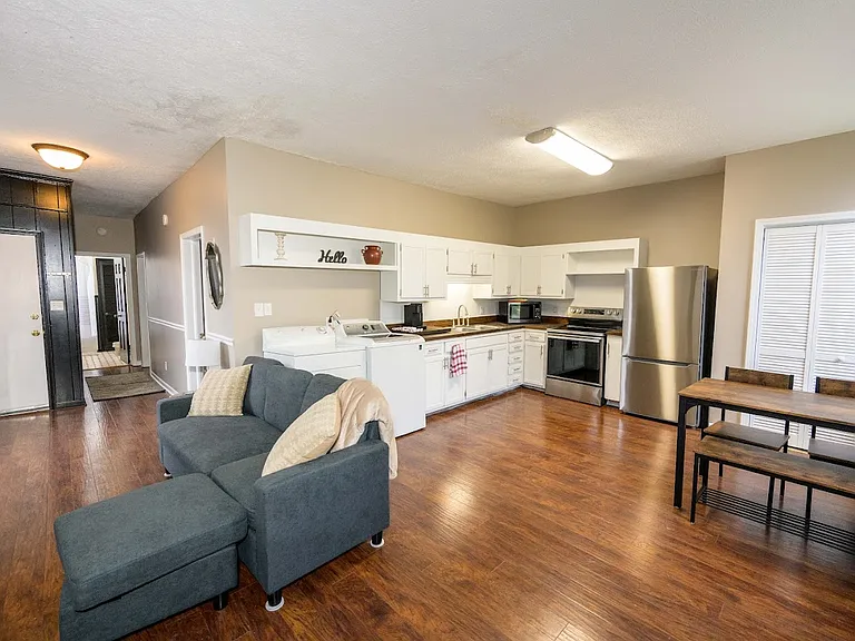 211 E Main St #B — Photo 4