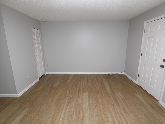 5th image of 127 West Ct