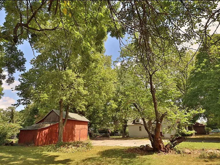 317 E Glenwood St — Photo 4
