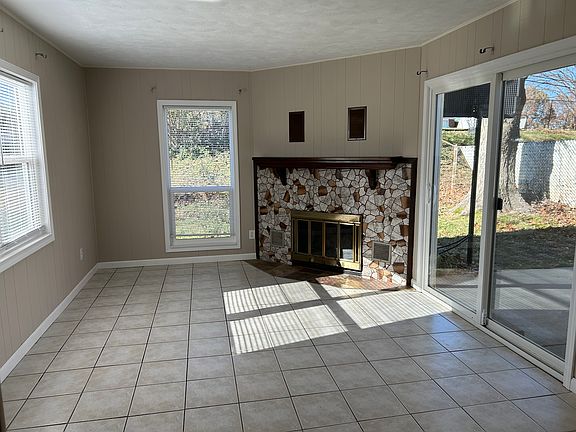 3rd image of 4515 Crestline Dr