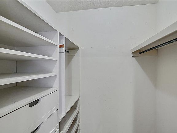 4th image of 210 Bay Park Dr