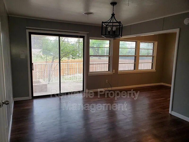3 bed, 2.0 bath, 1600 sqft, $2,250 — Photo 2
