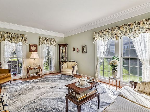 5th image of 3200 Somerset Dr