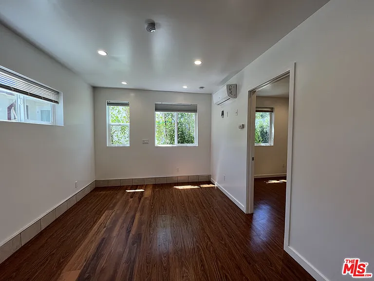 3901 S Orange Dr — Photo 8