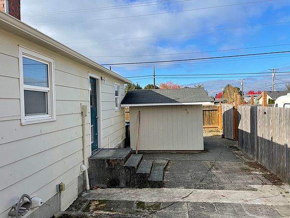 3rd image of 1203 E Georgiana St