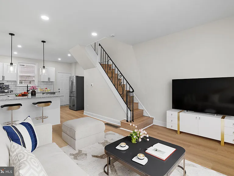 2151 E Stella St — Photo 3