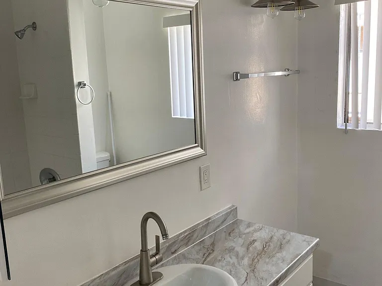 5155 Yarmouth Ave #3 — Photo 4