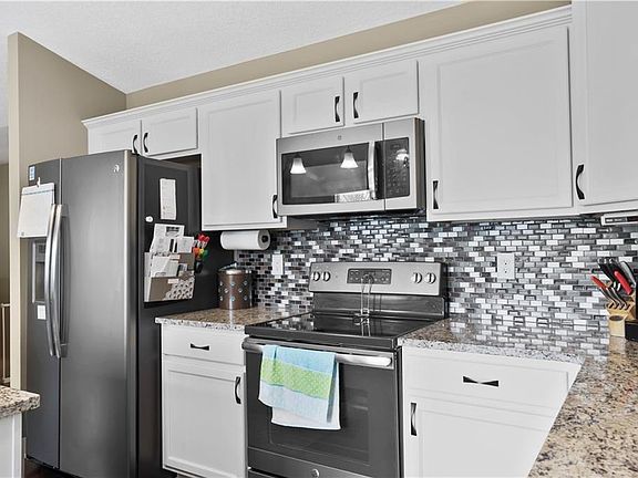 5th image of 971 Bridgeview St