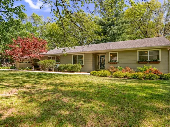 2105 W 97th St, Leawood, KS 66206