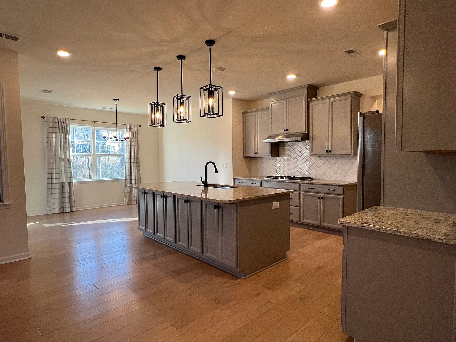 4 bed, 3.5 bath, 3314 sqft, $3,100 — Photo 4