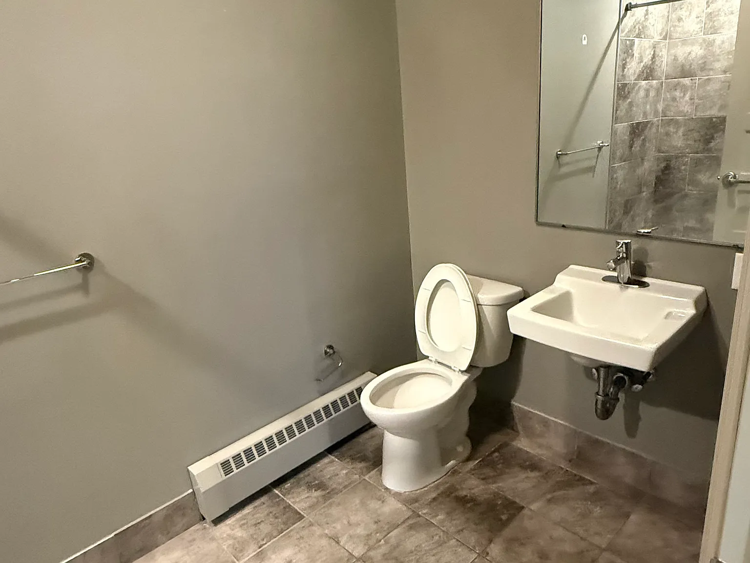 1 bed, 1100 sqft, $1,100 — Photo 2