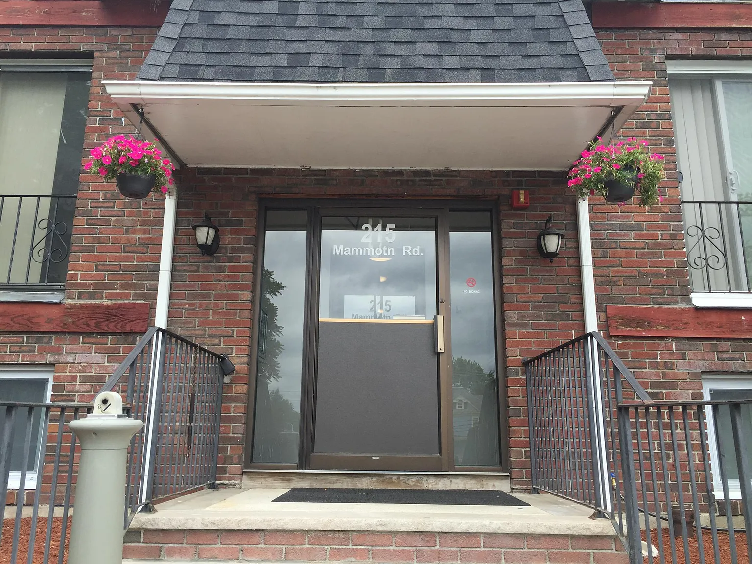 215 Mammoth Rd — Photo 1