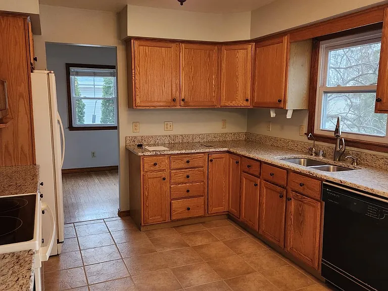 1023 Lexington Dr — Photo 4