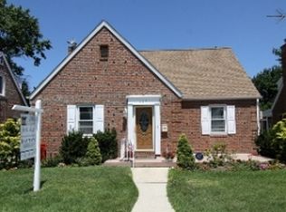167 Lafayette St, Williston Park, NY 11596