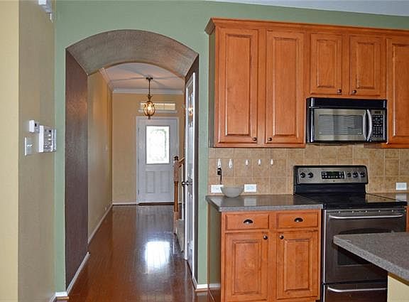 5th image of 421 Niagara Falls Dr