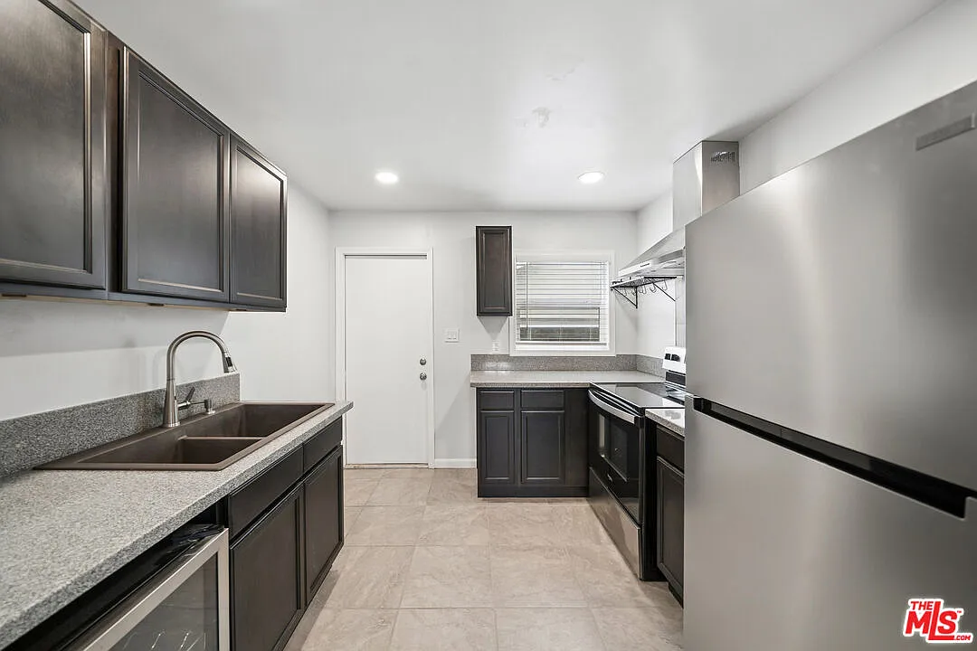 3 bed, 2.0 bath, 1084 sqft, $3,595 — Photo 2