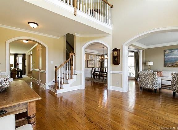 3rd image of 1025 Westbury Dr