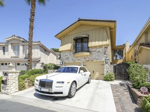 2863 Queens Courtyard Dr, Winchester, NV 89109