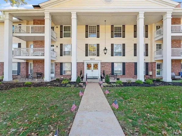 1511 Hampton Hall Dr #19 & 20, Chesterfield, MO 63017