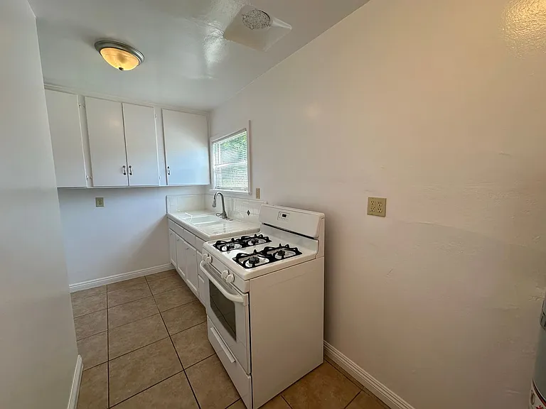 3043 1/2 Larga Ave — Photo 4
