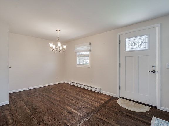 4th image of 34 Knollwood Cir