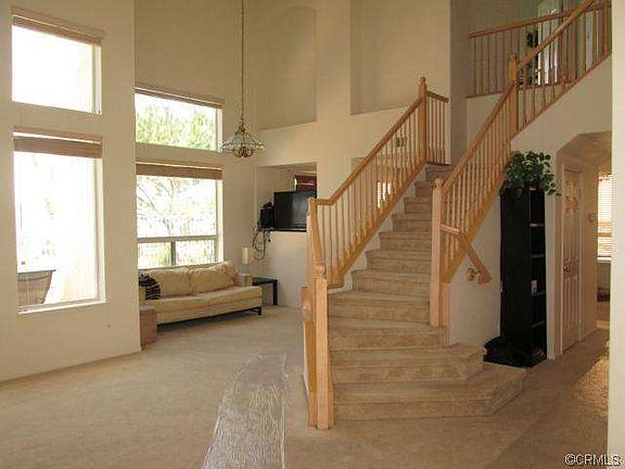 4th image of 33 Solitaire Ln